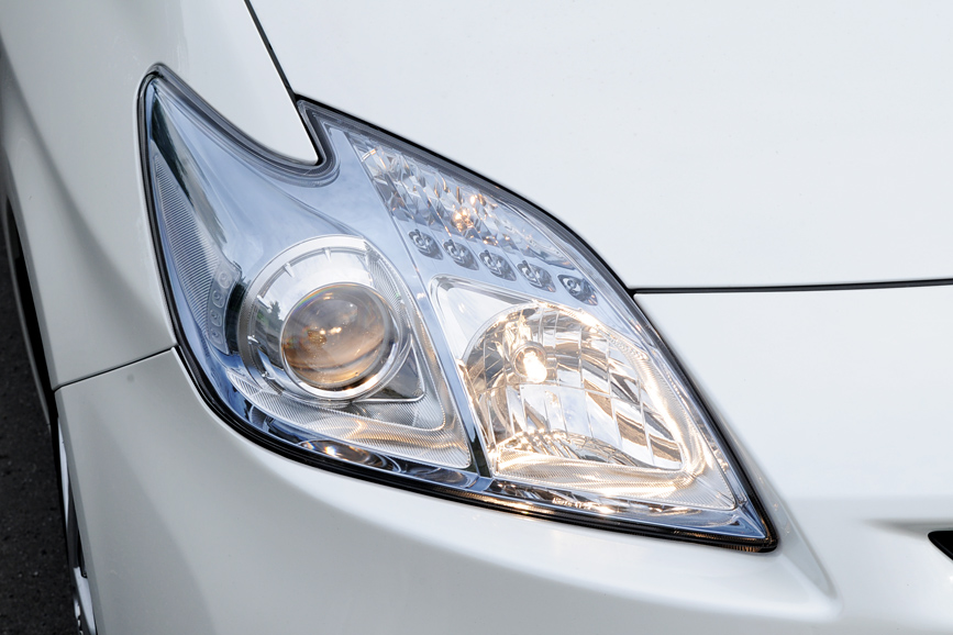 これはプロジェクター式ハロゲンヘッドランプだが、“ツーリングセレクション”ではLEDヘッドランプとなる