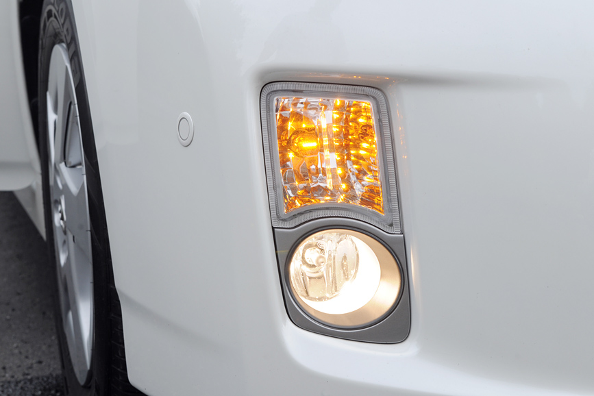 縦に並ぶサイドターンランプとフォグランプ