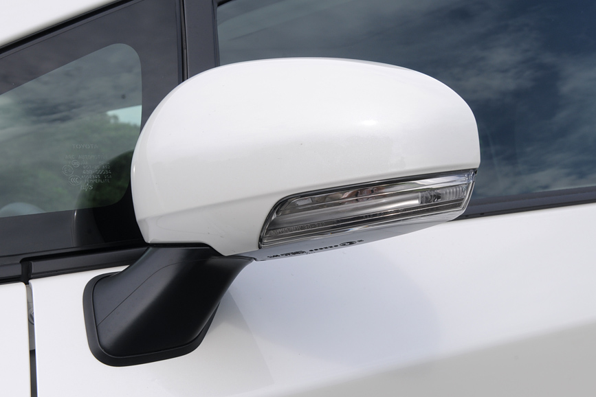 サイドターンランプを下部に内蔵したドアミラー