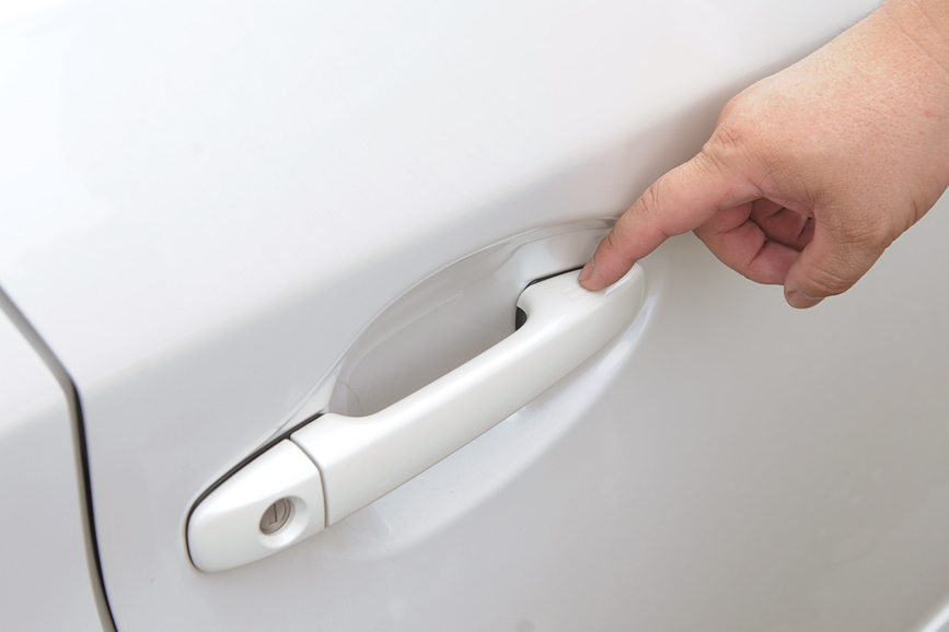 ノブの一部がタッチセンサーになっていて、触るだけで施錠できる