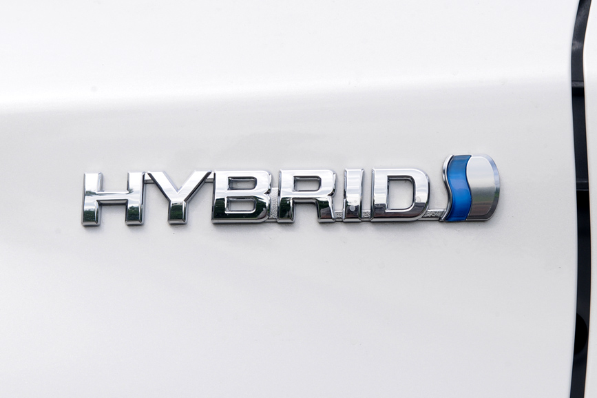 フロントフェンダー部の「HIBRID」ロゴ