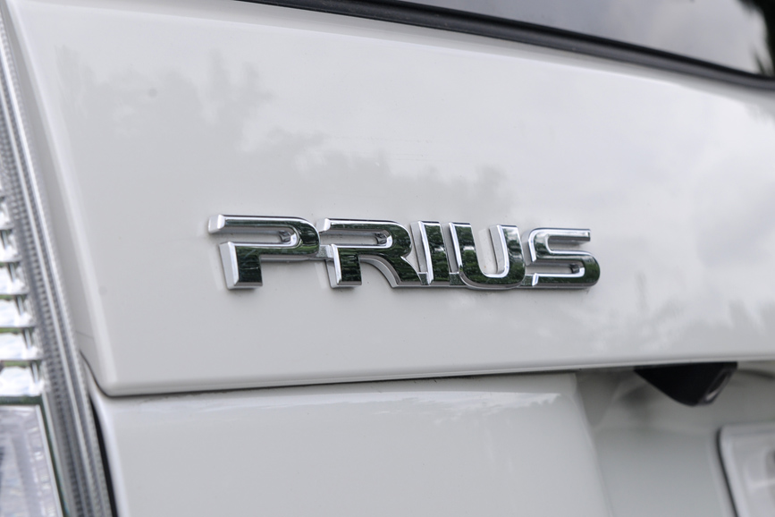バックドア左側の「PRIUS」のロゴ