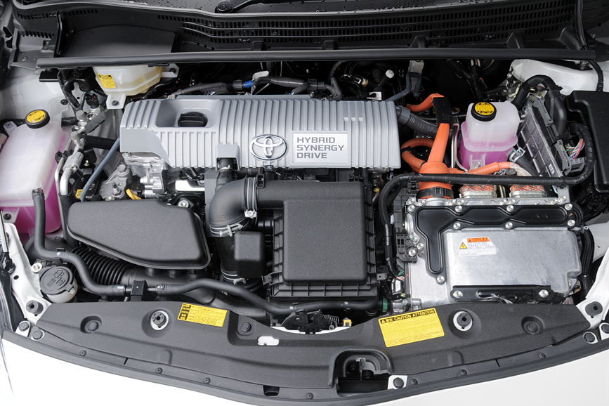 右手前のブロックがパワーコントロールユニット。オレンジ色のケーブルがモーターやバッテリーにつながっている