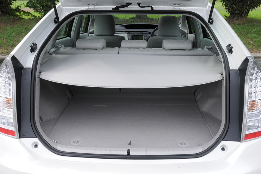 ラゲッジスペースには巻き取り式のトノカバーを装備