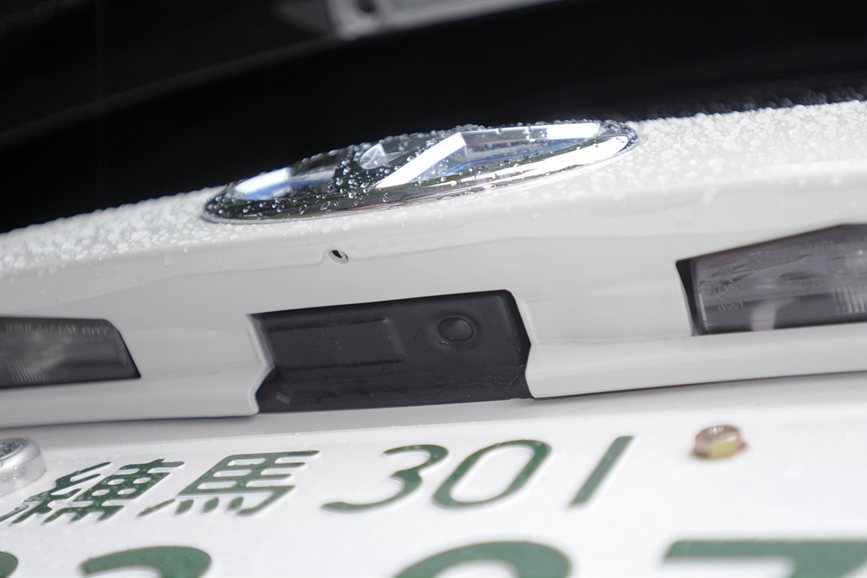 バックドアのオープナー。左の四角い側が開錠、丸いボタンが施錠