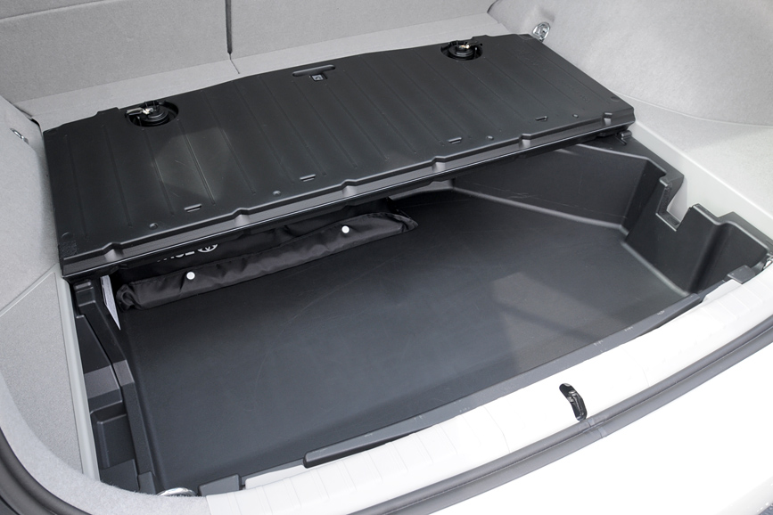 ラゲッジスペースの床下にはデッキアンダートレイを装備