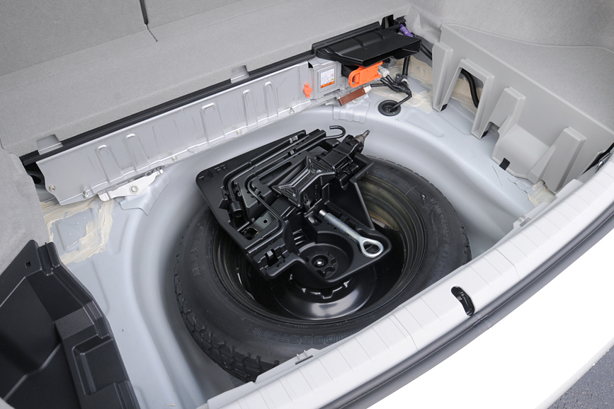 デッキアンダートレイを外すとスペアタイヤが現われる