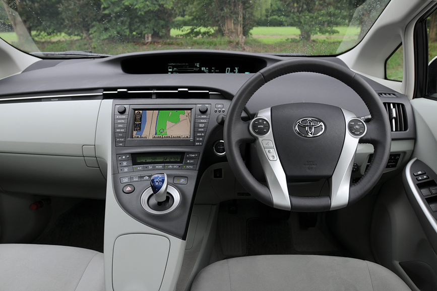 インパネ全景。メーターは視線移動が小さい前方奥に位置する。ステアリングホイールには多くのボタンを装備