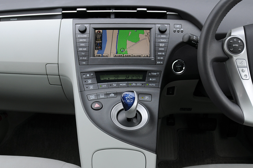 センター部は上段がナビゲーションシステム、その下がエアコン関連、手前がシフトレバーを中心としたドライブ系となる