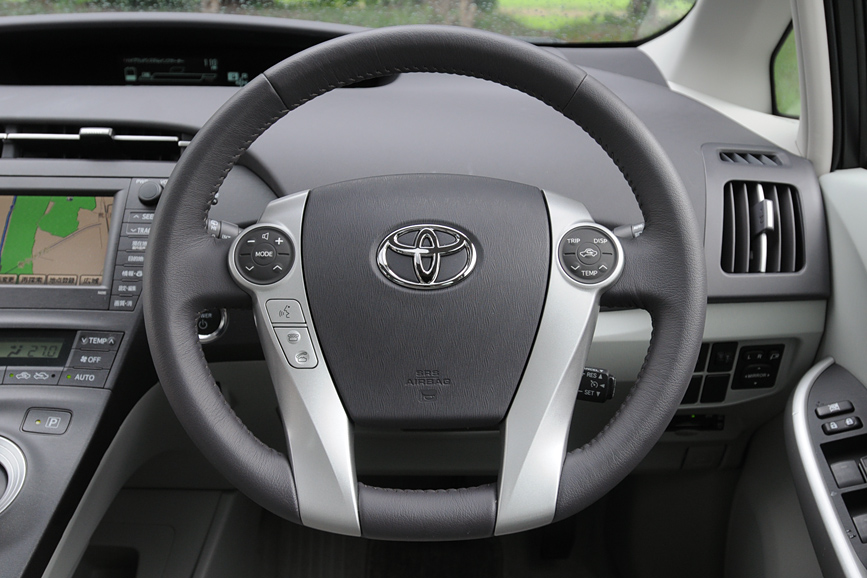 ステアリングホイールは楕円形タイプ。中央にはもちろんエアバッグを装備する