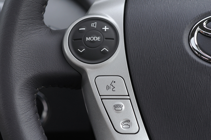 ステアリングホイール左のボタン。上はオーディオの操作、下は電話のトークやフックを操作するもの