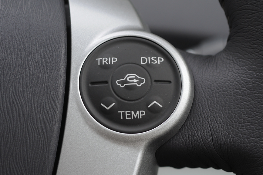 ステアリングホイール右のボタン。右上が「エコドライブモニター」の切り替え、左上がトリップ、下がエアコンの操作