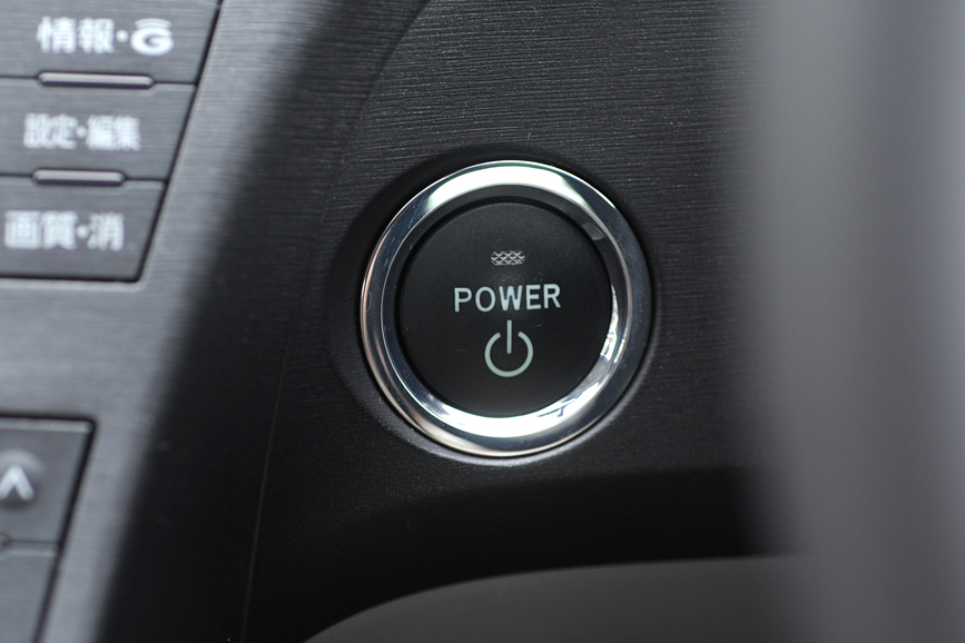 プリウスはキーでエンジンをかけるのでなく、パワースイッチでクルマを起動する