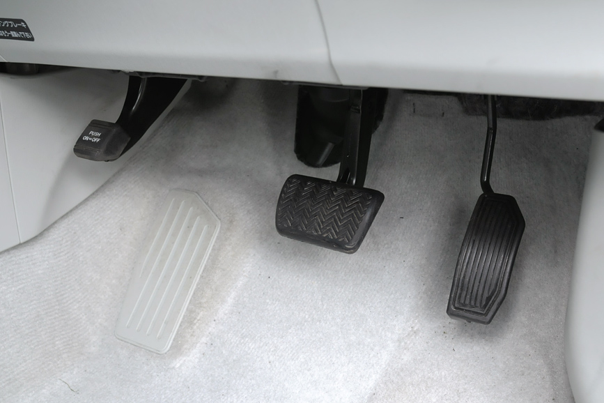 ペダルは通常のAT車と同じ。左はパーキング用のペダル