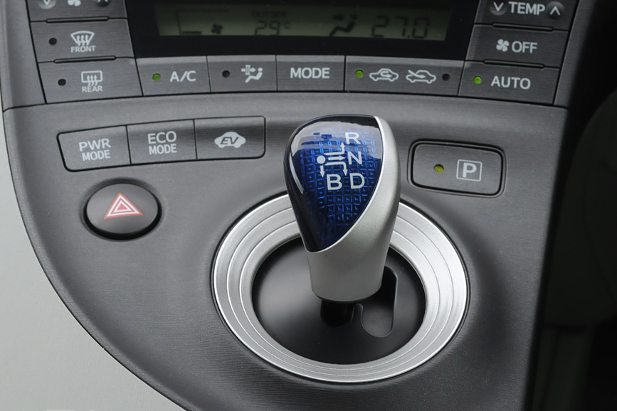 シフトレバー。奥の左側のスイッチは、走行モードを切り替えるもの