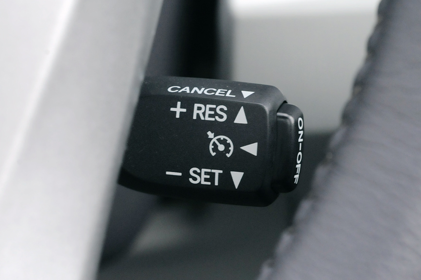 方向指示レバーの下にあるのがクルーズコントロールのスイッチ