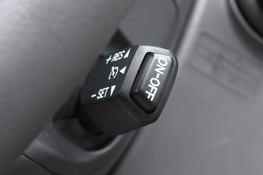 クルーズコントロールスイッチの先はオン／オフボタンになっている