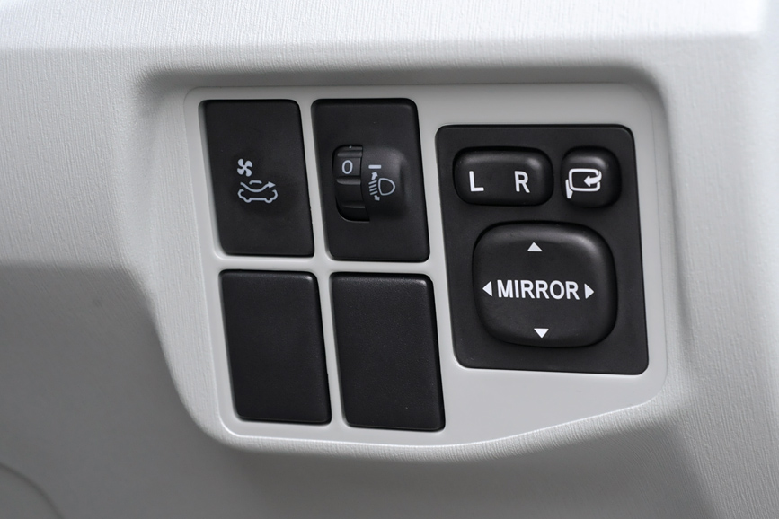 インパネ右のスイッチ群。左から換気スイッチ、光軸調整ダイヤル、ドアミラースイッチ。下はオプション用