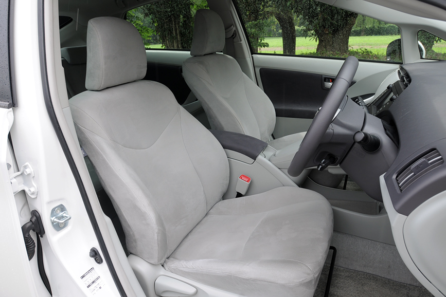 運転席シートはハイトアジャスターを装備する