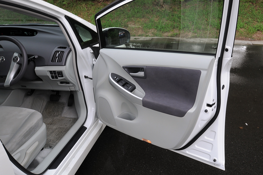 大きく開くドア。ウインドースイッチの下にはドリンクホルダーを装備