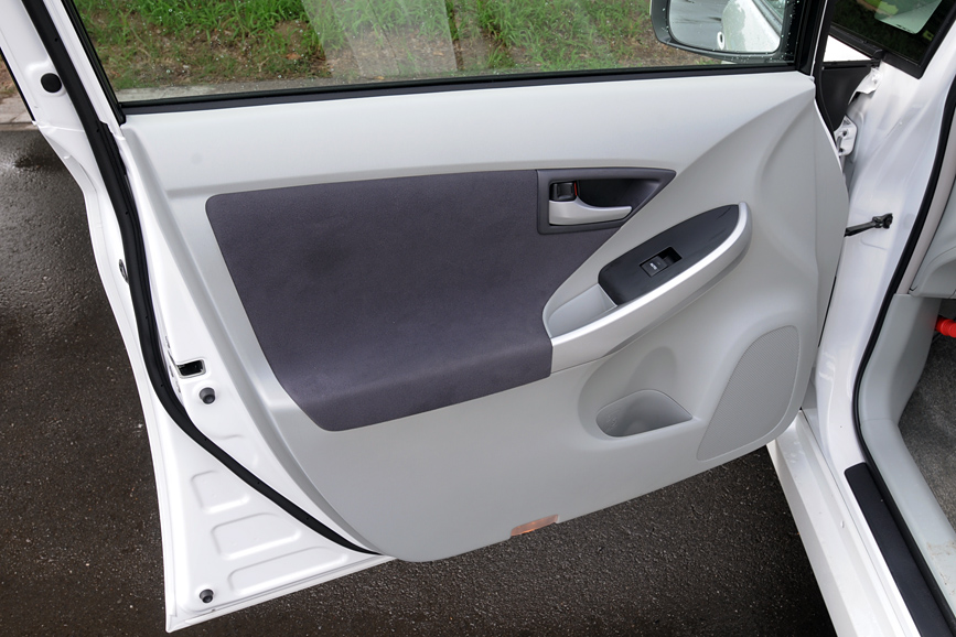 助手席側のドア。パワーウインドースイッチは助手席のみ