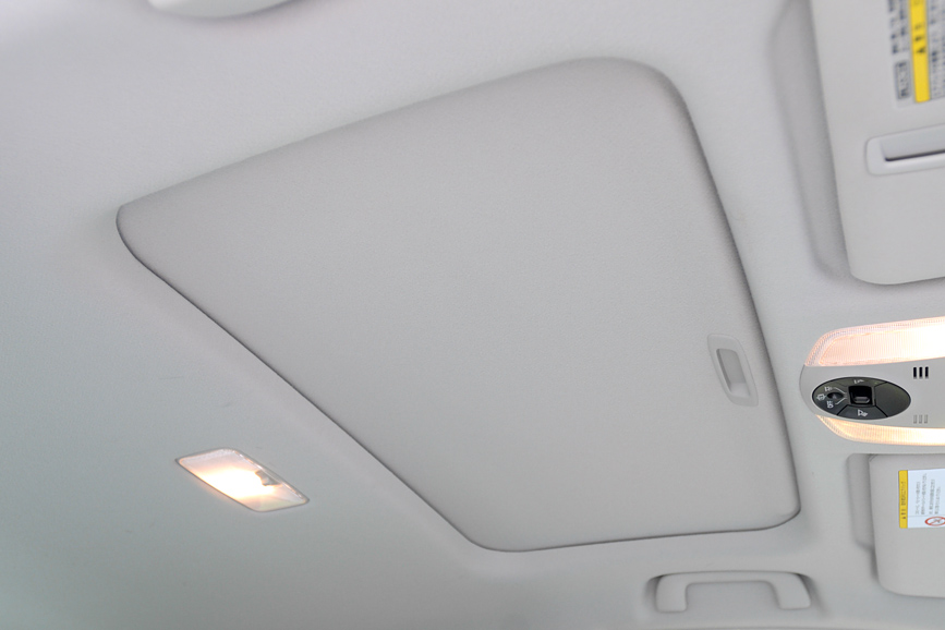 天井を見上げる。ムーンルーフのシェードを閉じた状態