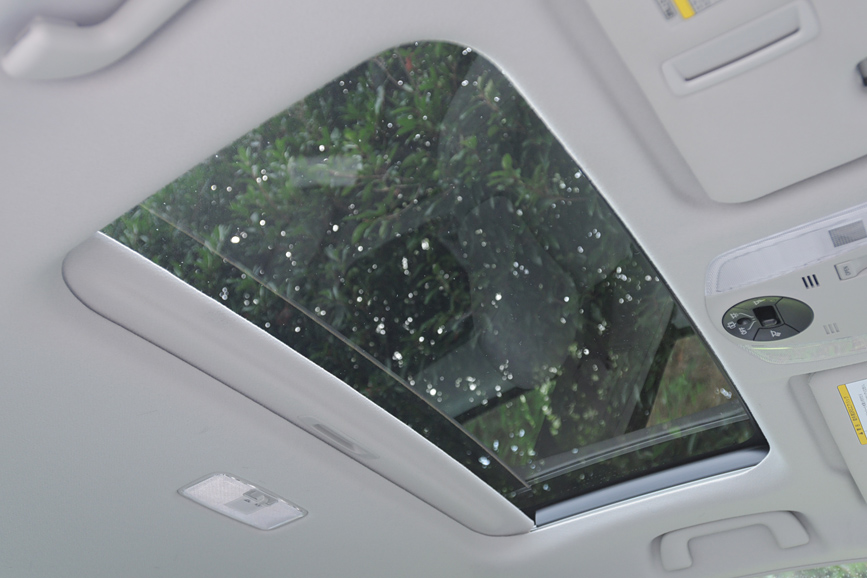 シェードを開けるとムーンルーフ越しに外が見える