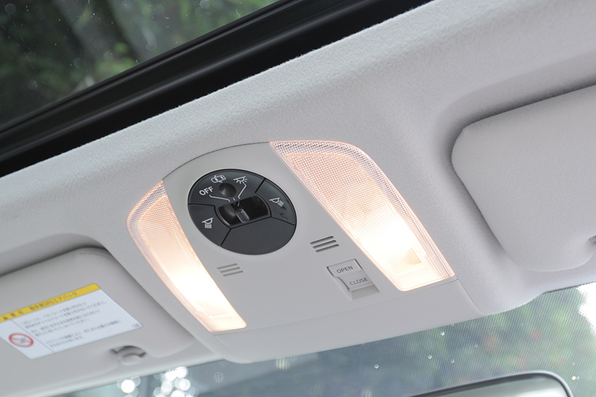 オーバーヘッドコンソール。前方にはムーンルーフの開閉スイッチが置かれている