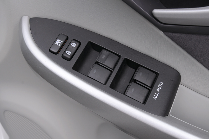 運転席側のパワーウインドースイッチ。各窓の開閉のほか、ウインドーのロックも可能