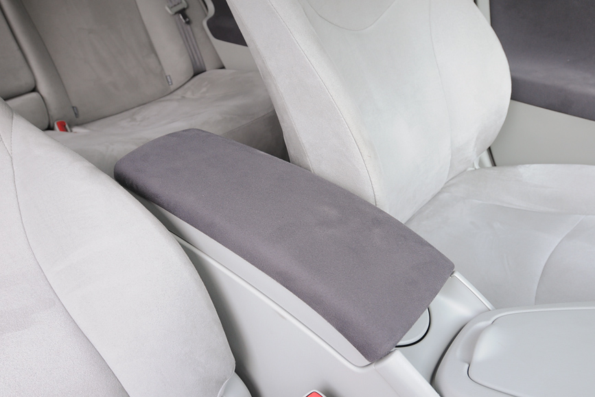 多機能なコンソールボックス。閉じた状態ではアームレストに