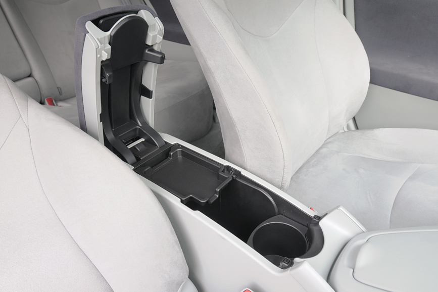 アームレストを開けると中段トレイが使用できる