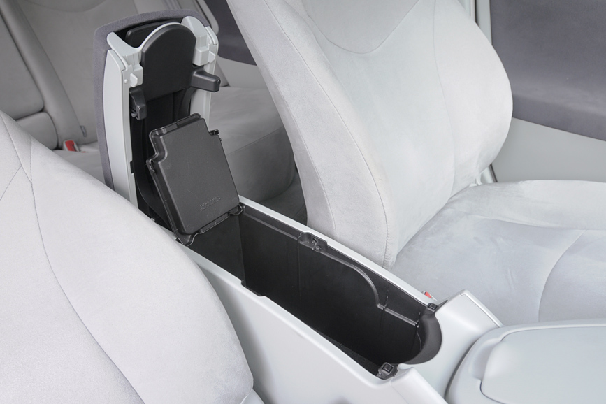 中段トレイを開けると深いボックスに。底にはシガーソケットなどを装備する