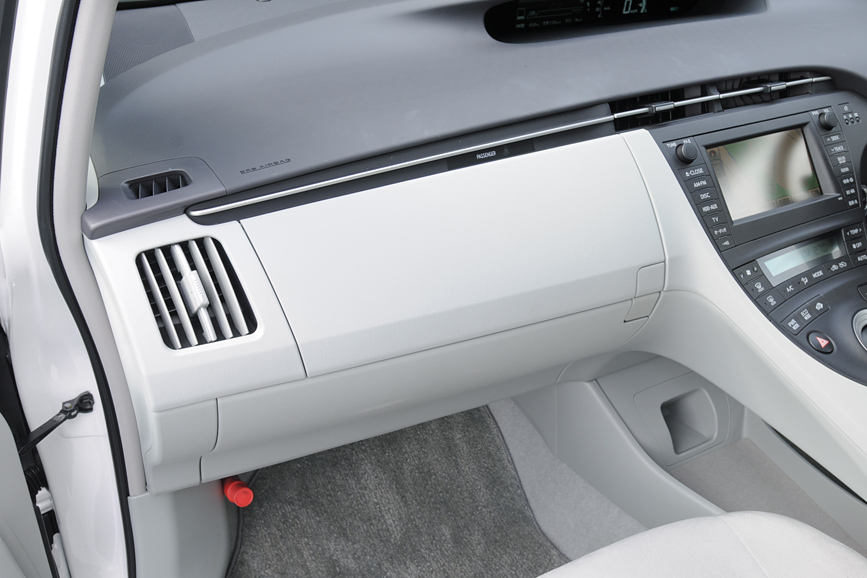 助手席側のグローブボックスは、アッパーとロワーに分かれている