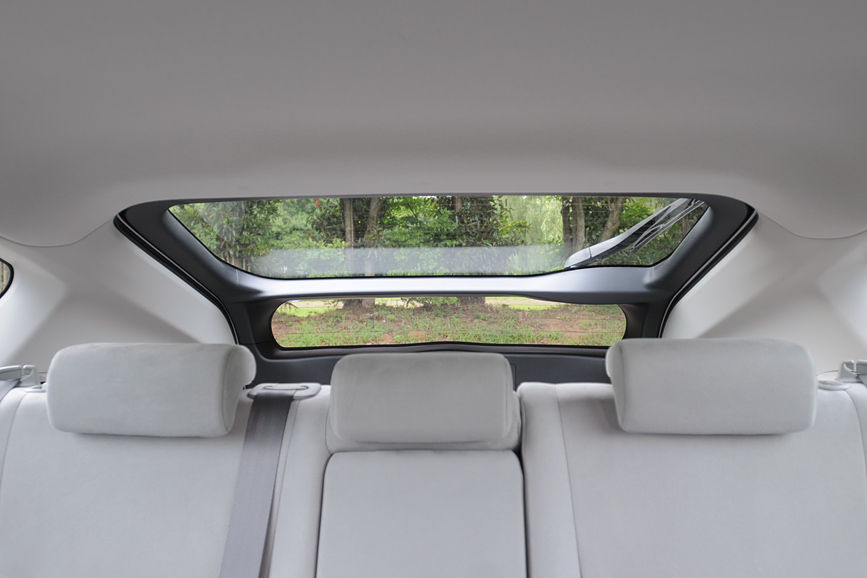 前席から後方の視界を見る。リアエンドの窓のおかげで後方視界は悪くないが、斜め後方はやはり見づらい