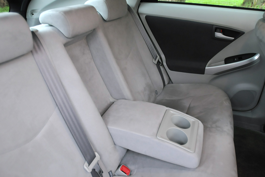 中央部のアームレストを引き出した状態。カップホルダーも装備