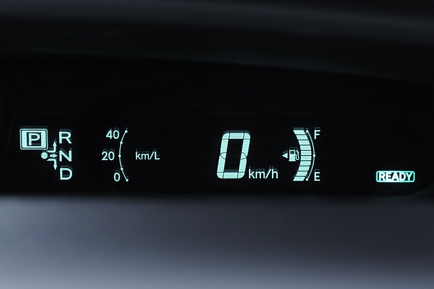 メインのメーター部。速度計、燃料計に並んで燃費計が配置されているのがプリウスらしい