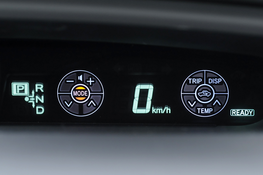 タッチトレーサーディスプレイ。ハンドルのボタンを操作すると状態がメーターに表示される