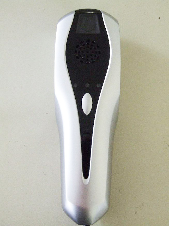 呼気吹きかけ式アルコール・インターロック装置のアルコール検出器。顔画像の記録も可能なハンディタイプ