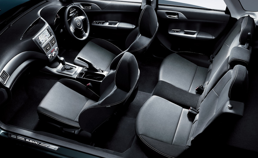 1.5i-Sのシート表皮もメイン部にアルカンターラが使われる。そのほかホワイトルミネセントメーターなどを採用する