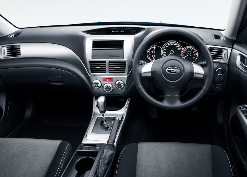 キーレスアクセス＆プッシュスタートや運転席8ウェイパワーシート、抗アレルゲンフィルター付フルオートエアコンなども装備し、機能面の充実も図っている