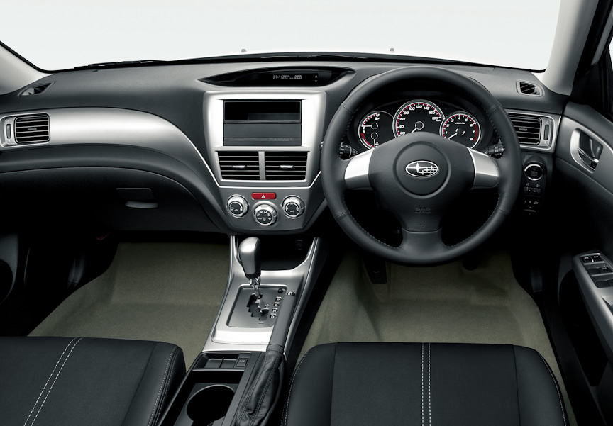 2.0i-Sのシート表皮のメイン部にアルカンターラを採用。5ドアモデルではコンソールボックスの上ぶた部をソフトパッド化した