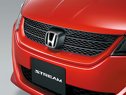 メッシュタイプのフロントグリル、ハイマウントストップランプ内蔵大型テールゲートスポイラー、エアロリアバンパー&amp;アンダーカバーを装着するSパッケージ