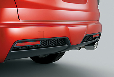 メッシュタイプのフロントグリル、ハイマウントストップランプ内蔵大型テールゲートスポイラー、エアロリアバンパー&amp;アンダーカバーを装着するSパッケージ