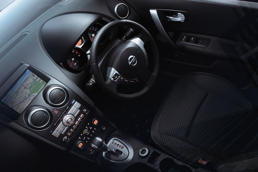 12セグ/ワンセグ自動切り替えの地デジチューナーを内蔵するHDD方式のカーウイングスナビがオプション設定された。iPodも接続可能