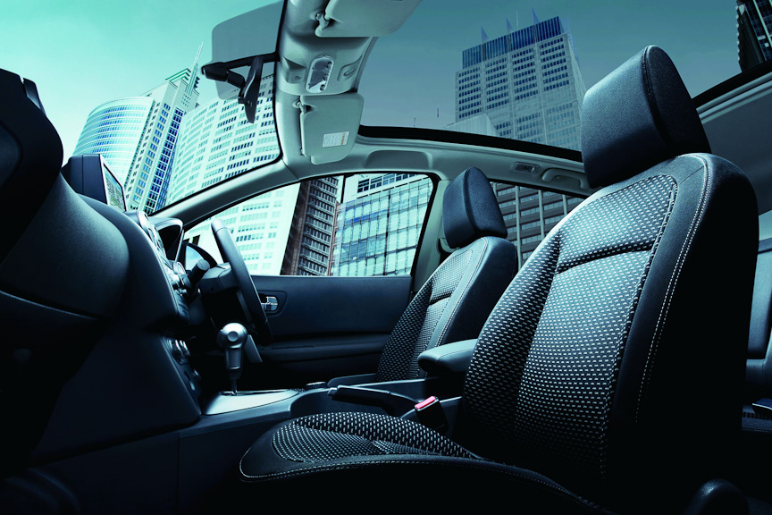 12セグ/ワンセグ自動切り替えの地デジチューナーを内蔵するHDD方式のカーウイングスナビがオプション設定された。iPodも接続可能