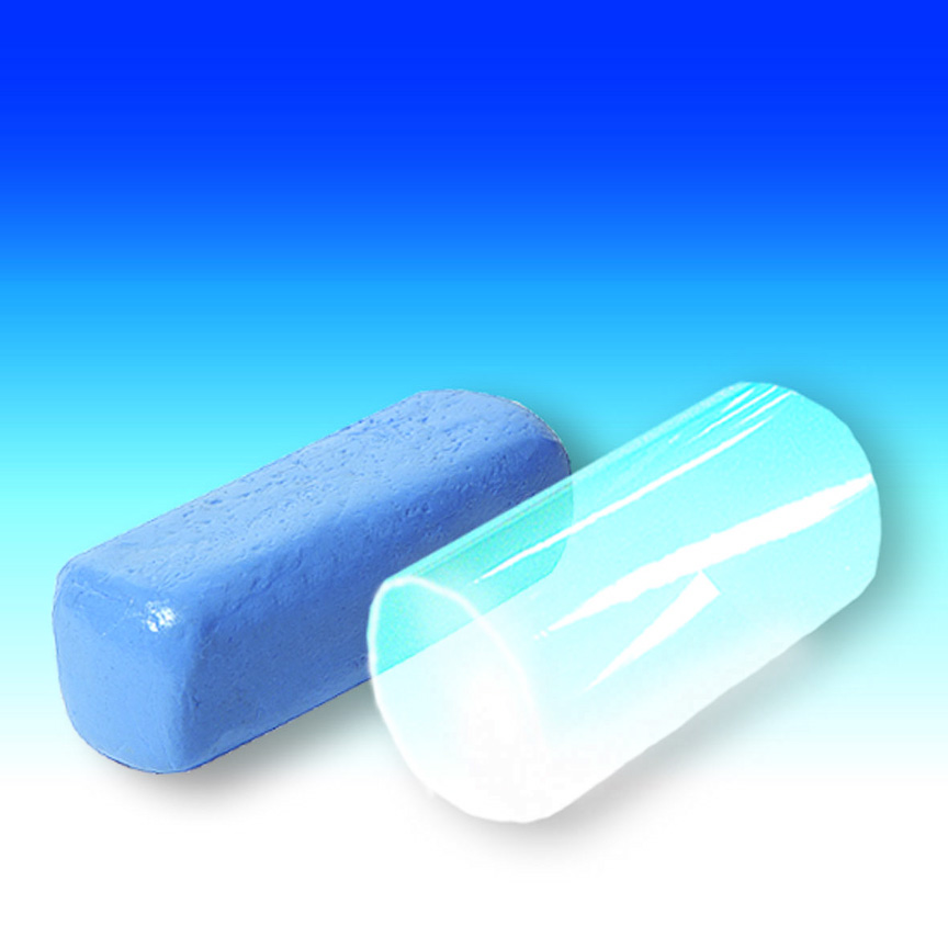 ツルツル復活ネンド。シャンプーで落ちない、鉄粉やピッチタールなどを除去する。ネンドの手前にあるのは付属フィルム。このフィルムでボディー表面の平滑度をチェックする