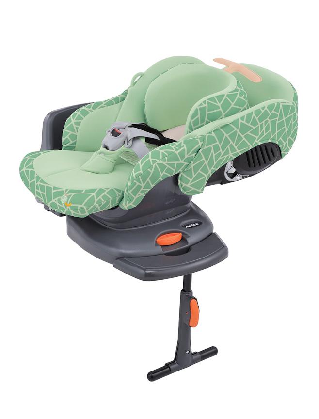 メロンがモチーフのジューシーメロン。左がベッド形態、右がシート形態