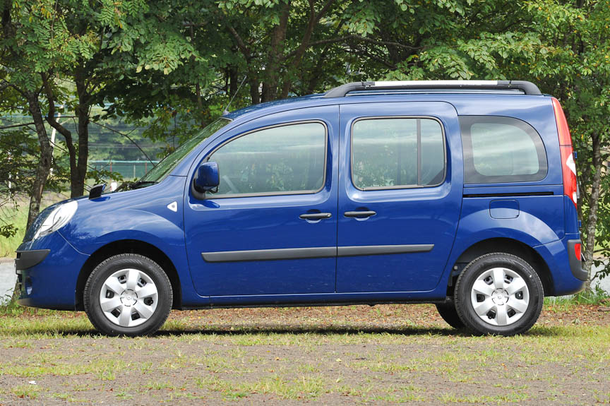 カングーのサイズは横幅こそ1830mmと大きめだが、全長は4215mmとコンパクト。それでも間近で見ると大きく見える原因は1830mmの高さとスクエアなボディー形状によるものといえよう。カラーはブルー ボルガ