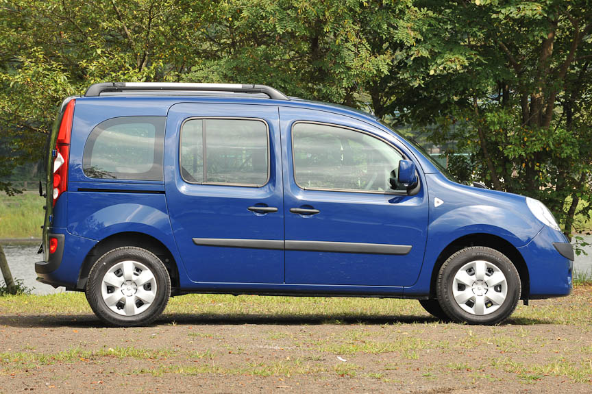 カングーのサイズは横幅こそ1830mmと大きめだが、全長は4215mmとコンパクト。それでも間近で見ると大きく見える原因は1830mmの高さとスクエアなボディー形状によるものといえよう。カラーはブルー ボルガ