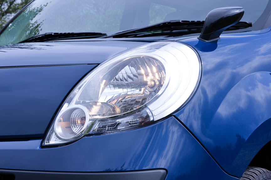 先代カングーのイメージを引き継ぐアーモンド形のヘッドライト。バルブはハロゲン。フォグライトはバンパー内にある